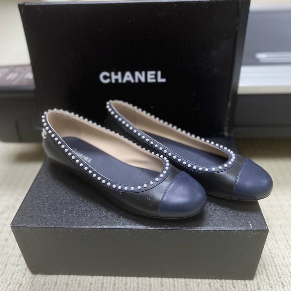 🔴Authentic CHANEL Women's Black & Navy Leather Ballet Flats with Pearl🔴 - Picture 3 of 9
